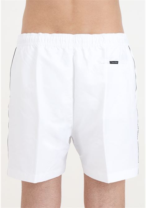 Shorts mare bianco da uomo con bande laterali logate CALVIN KLEIN | KM0KM00958YCD